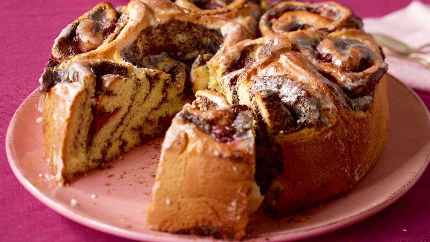 Rosenkuchen mit Kirschen Rezept