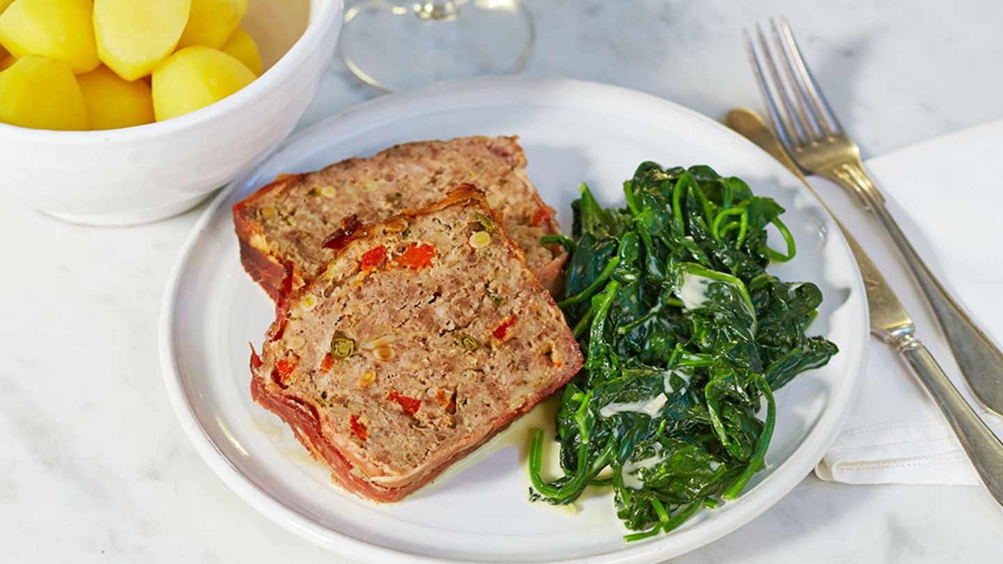 Mediterraner Hackbraten im Speckmantel Rezept