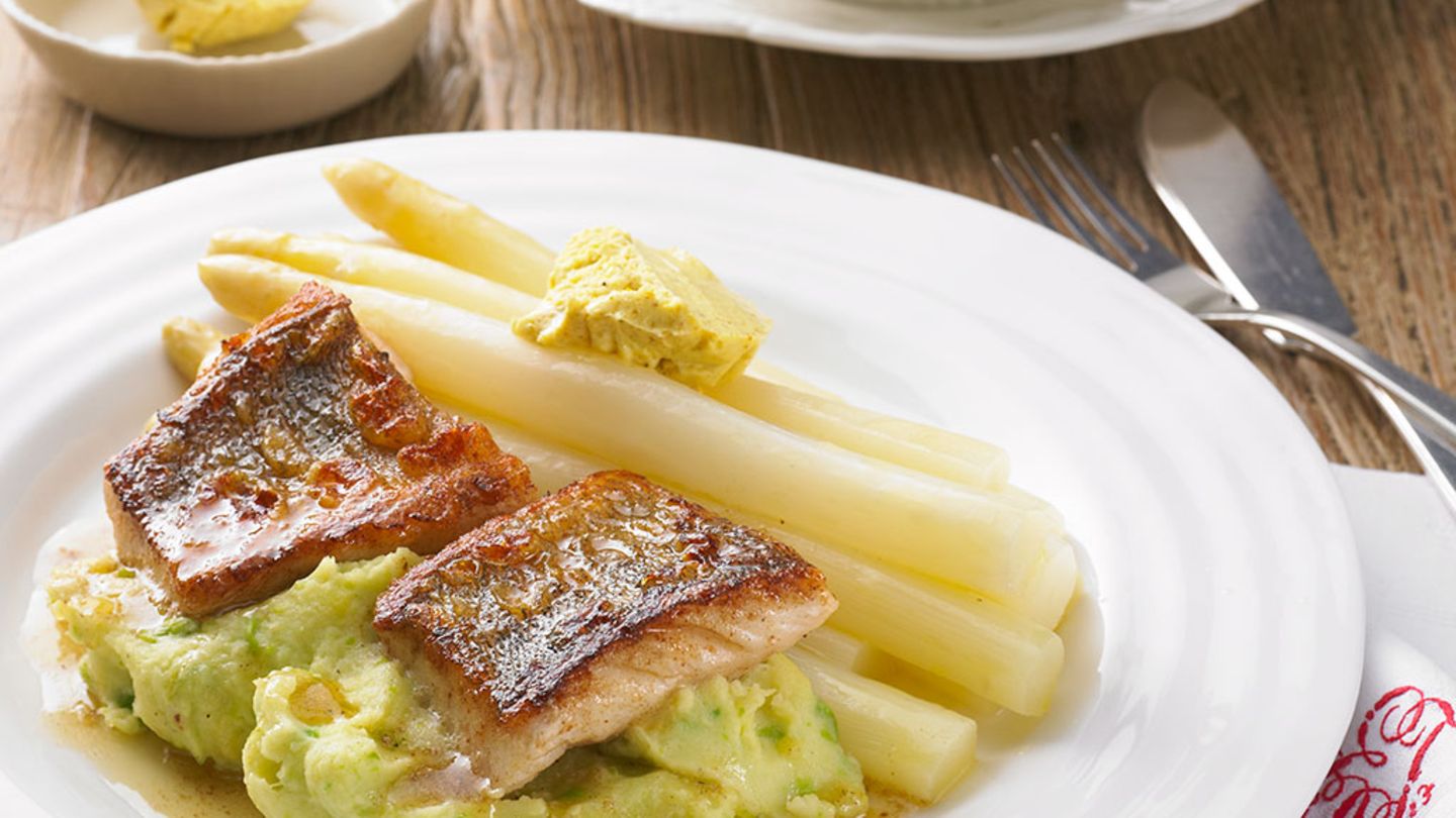 Spargel mit Currybutter und Zander Rezept - [ESSEN UND TRINKEN]