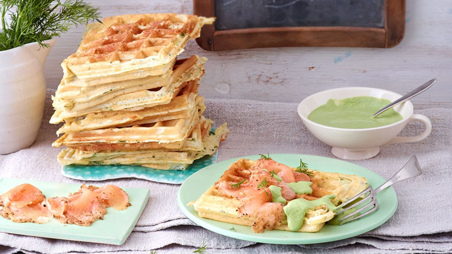 Kräuterwaffeln mit Graved Saibling Rezept - [ESSEN UND TRINKEN]