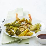 Gemüse und Garnelen in Matcha