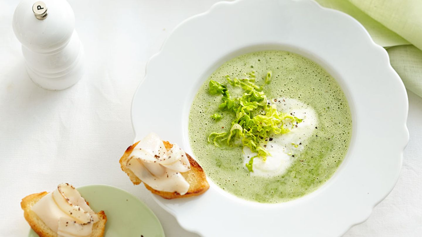 Kopfsalatsuppe mit Lardo-Crostini Rezept