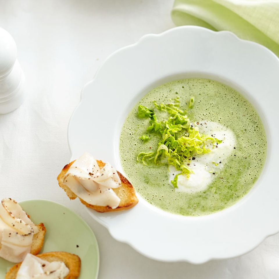 Kopfsalatsuppe mit Lardo-Crostini
