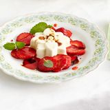 Vanille-Parfait mit Erdbeersauce und Balsamico-Erdbeeren