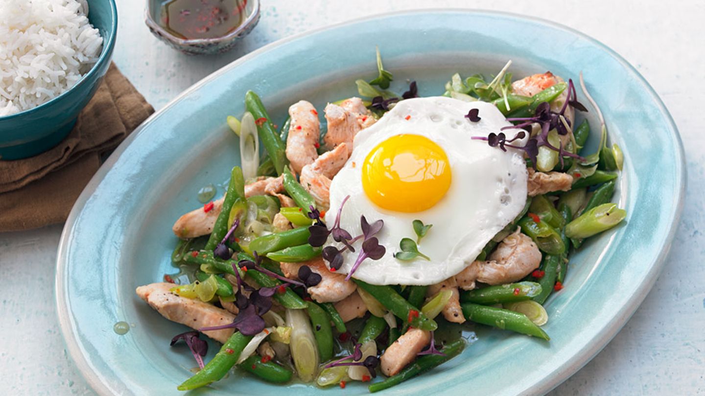 Wok-Hähnchen mit Spiegelei Rezept