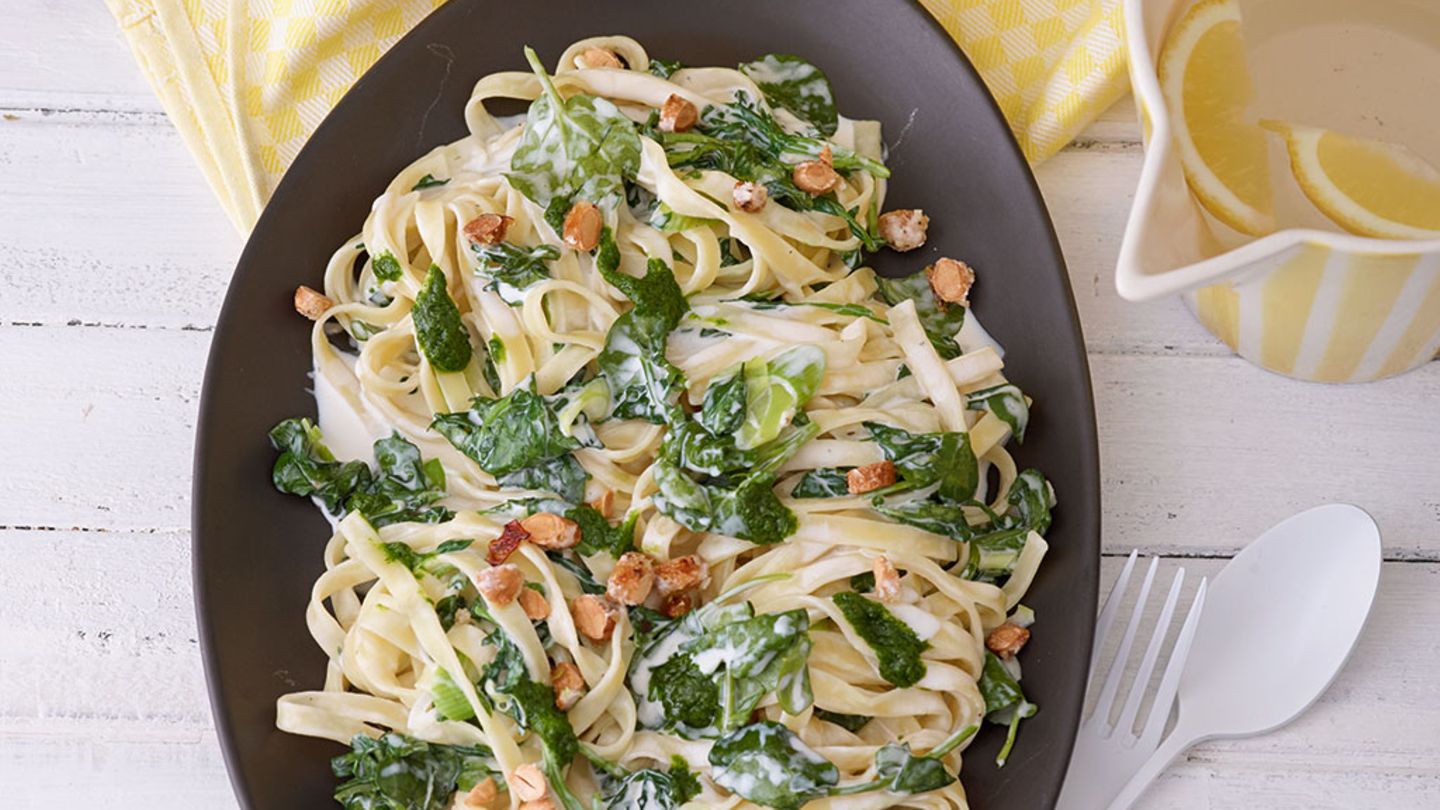 Tagliatelle mit Brunnenkresse und Mandelsauce Rezept