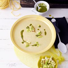 Lauch-Kartoffel-Suppe mit Romanesco und Sauerampferöl