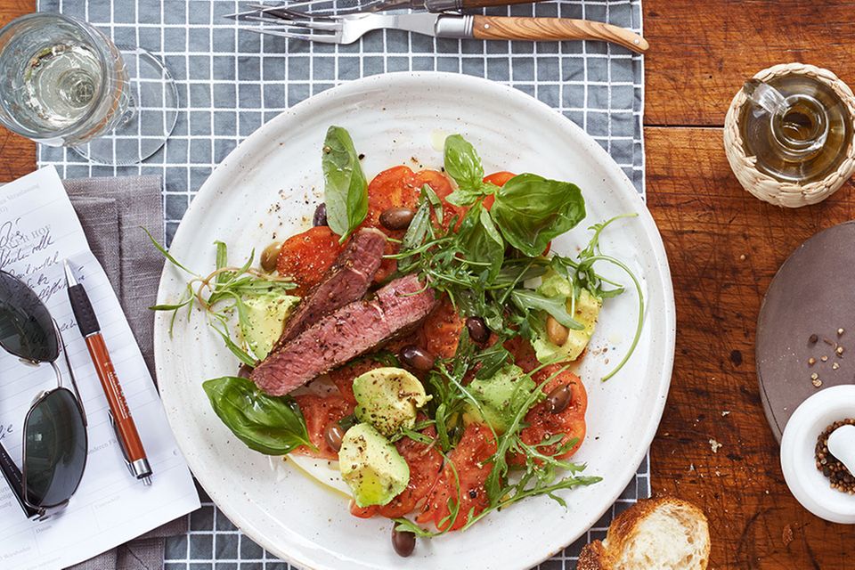 Tomaten-Avocado-Salat mit Entrecôte Tomaten-Avocado-Salat mit Entrecôte