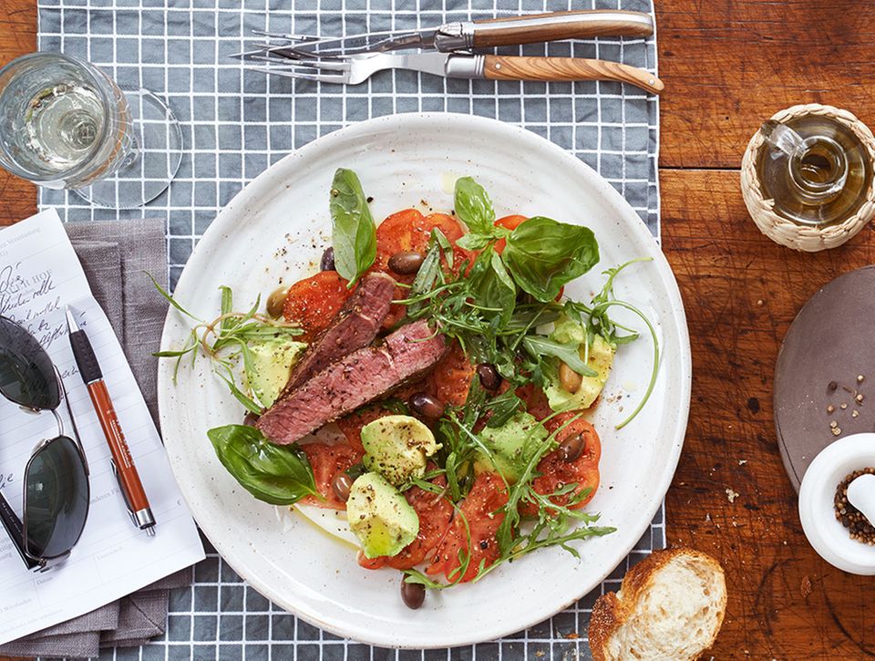 Tomaten-Avocado-Salat mit Entrecôte Tomaten-Avocado-Salat mit Entrecôte