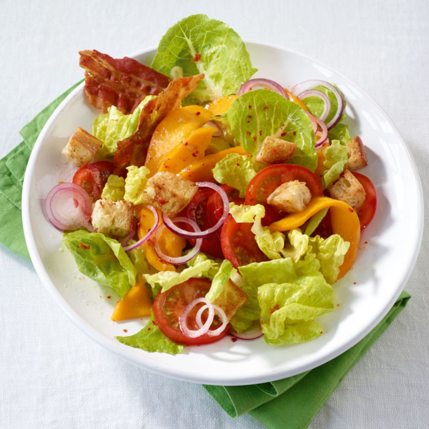 Bunter Salat mit Mango und Speck