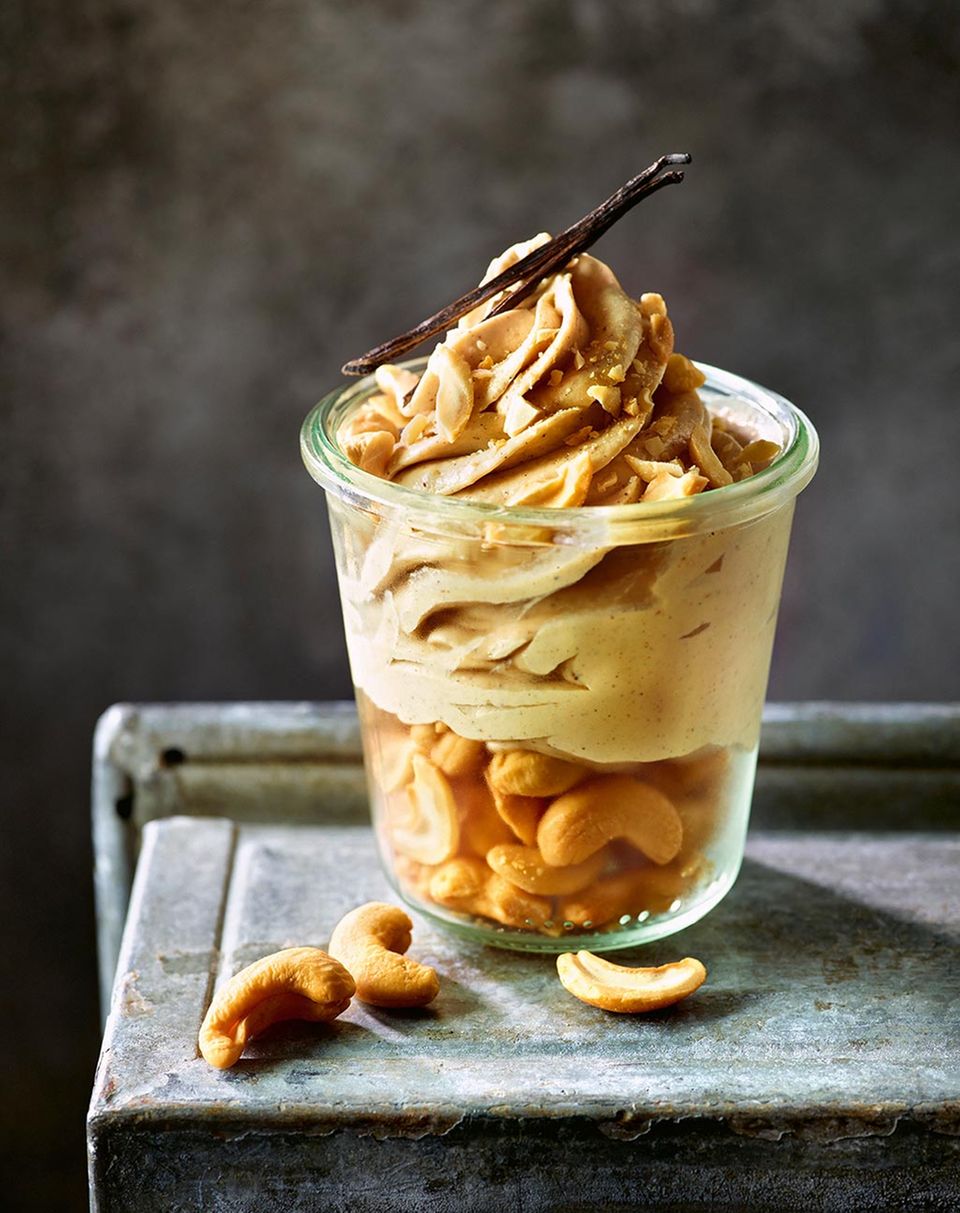 Veganes Cashew-Vanille-Eis: Aus nur wenigen Zutaten schnell gemixt Veganes Cashew-Vanille-Eis: Aus nur wenigen Zutaten schnell gemixt