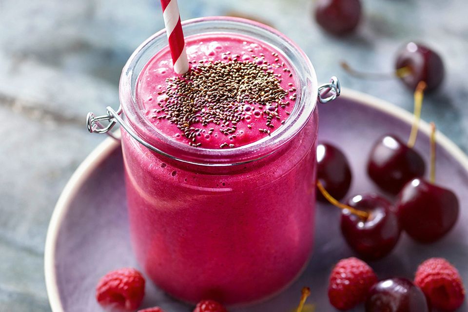 Fruchtig und vegan: Kardamom-Kirsch-Smoothie getoppt mit Chia-Samen