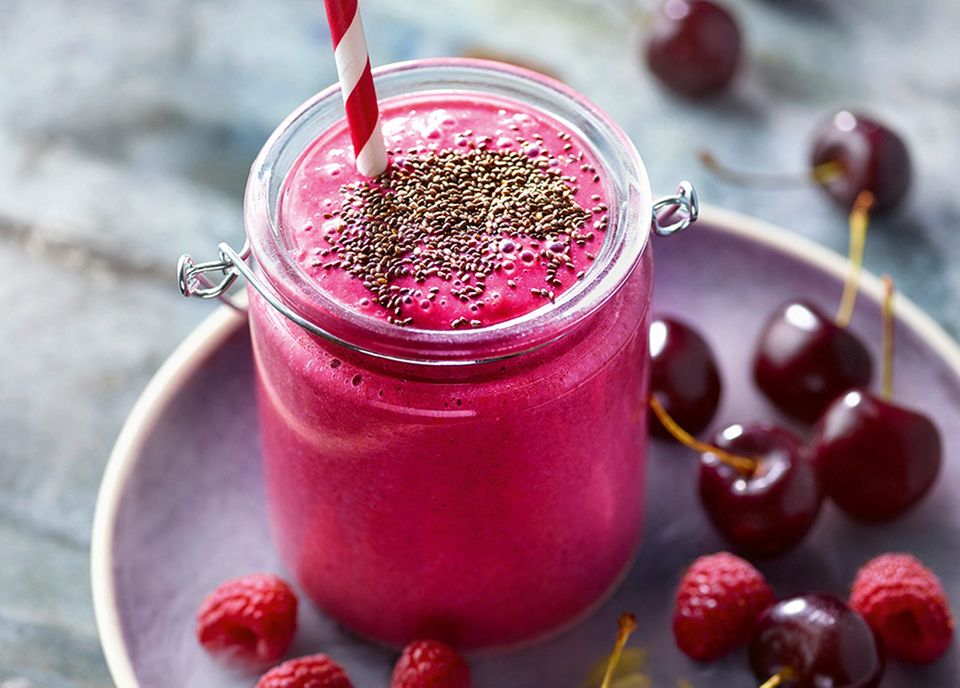 Fruchtig und vegan: Kardamom-Kirsch-Smoothie getoppt mit Chia-Samen Fruchtig und vegan: Kardamom-Kirsch-Smoothie getoppt mit Chia-Samen