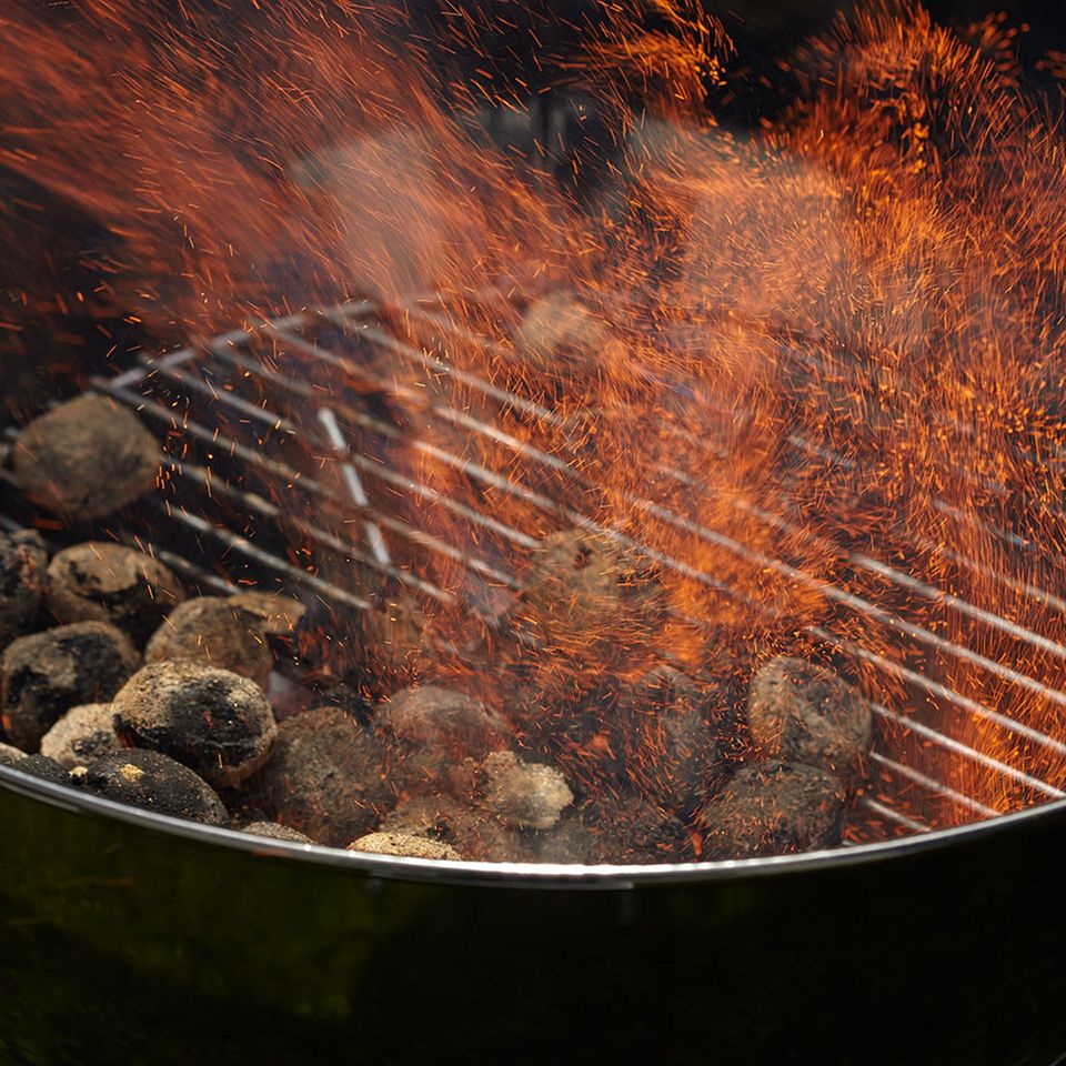 Im Sommer wird gegrillt - am liebsten mit Kohle Im Sommer wird gegrillt - am liebsten mit Kohle