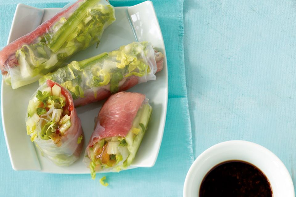 Vietnamesische Sommerrollen – mit Garnelen, Chilisauce und Salat