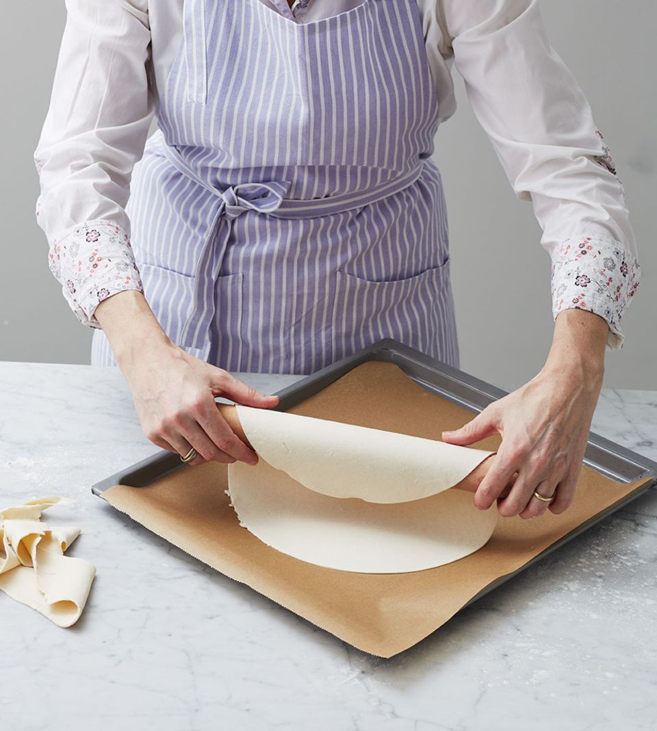 Teigplatten auf das Backpapier legen Teigplatten auf das Backpapier legen