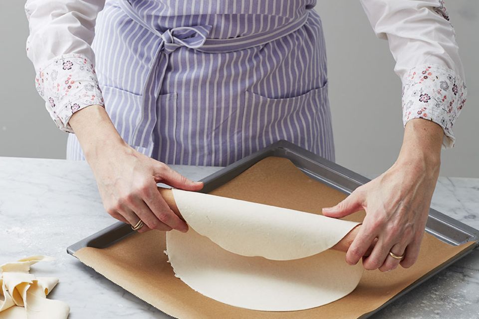 Teigplatten auf das Backpapier legen