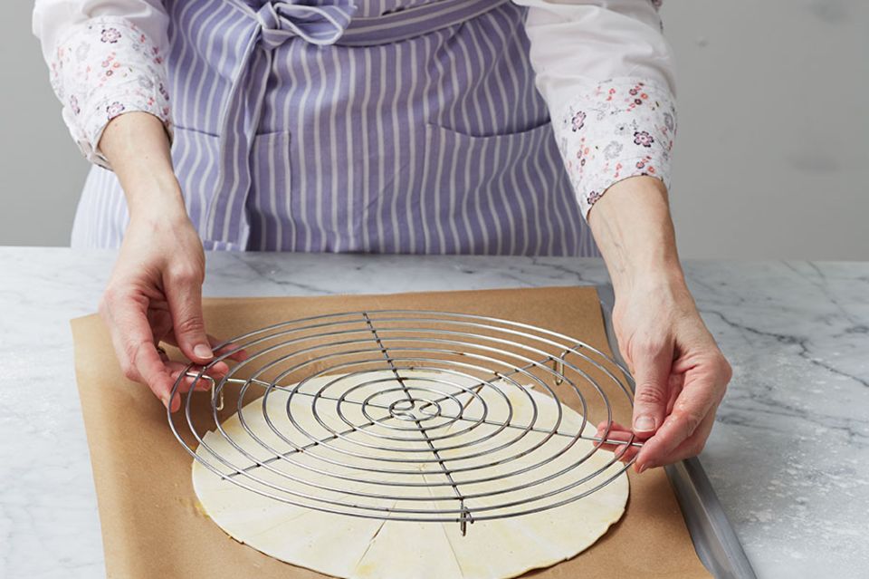 Ein rundes Kuchengitter als Aufgehhilfe im Ofen