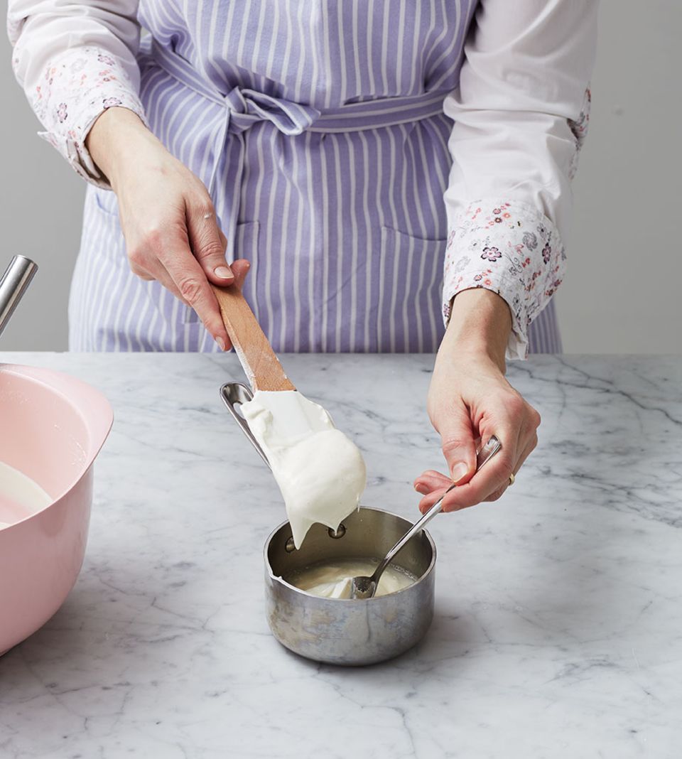 Etwas Joghurt zu der Gelatine geben Etwas Joghurt zu der Gelatine geben