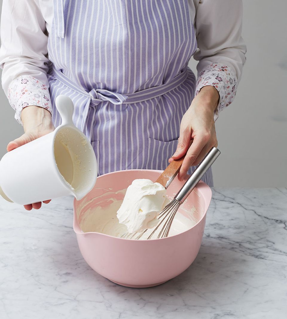 Durch die Schlagsahne bleibt die Creme locker Durch die Schlagsahne bleibt die Creme locker