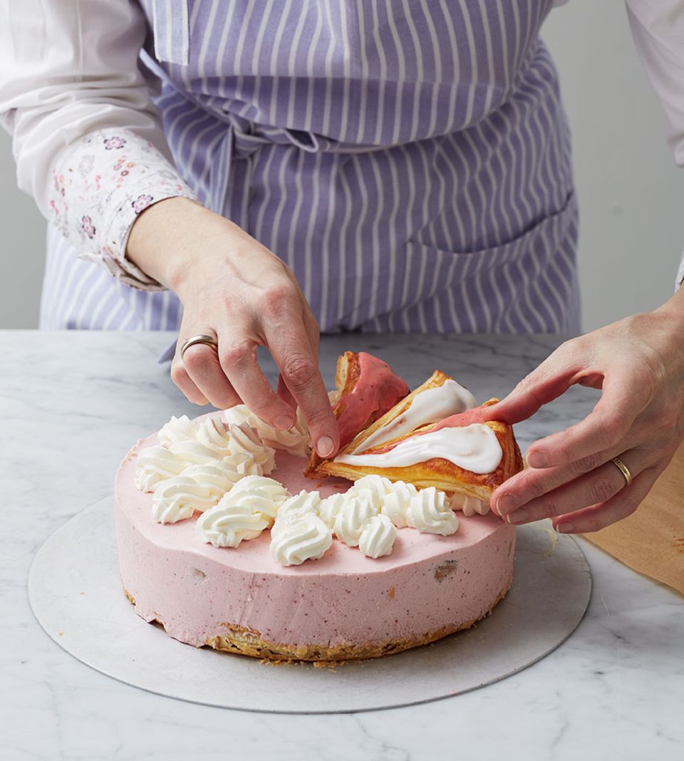 Sahnespiralen wie ein Ziffernblatt auf die Torte spritzen Sahnespiralen wie ein Ziffernblatt auf die Torte spritzen