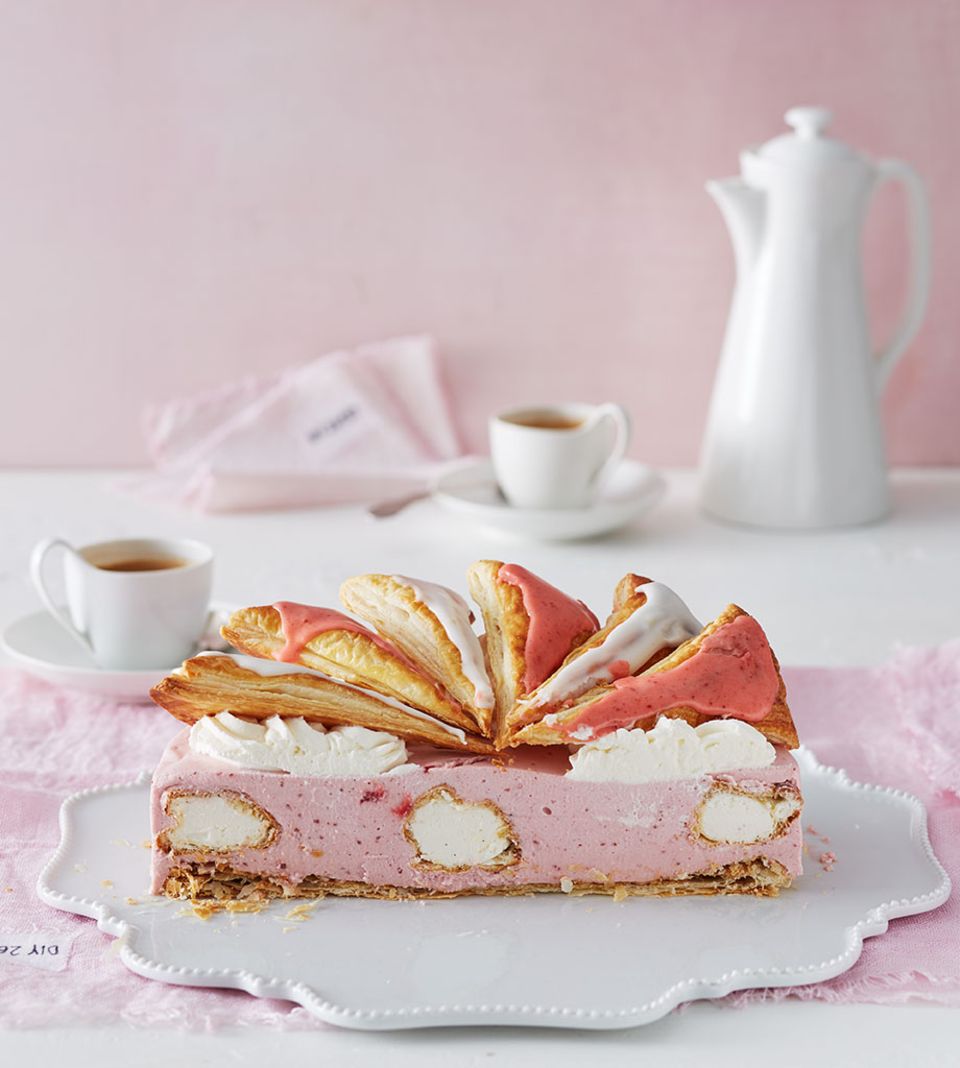 Ein Highlight der Torte: die versteckten Profiteroles im Inneren Ein Highlight der Torte: die versteckten Profiteroles im Inneren