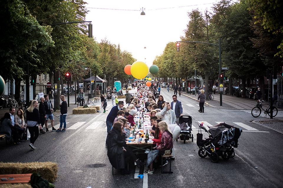 Food-Liebhaber genießen ein gemeinsames Essen unter freiem Himmel in Frederiksberg