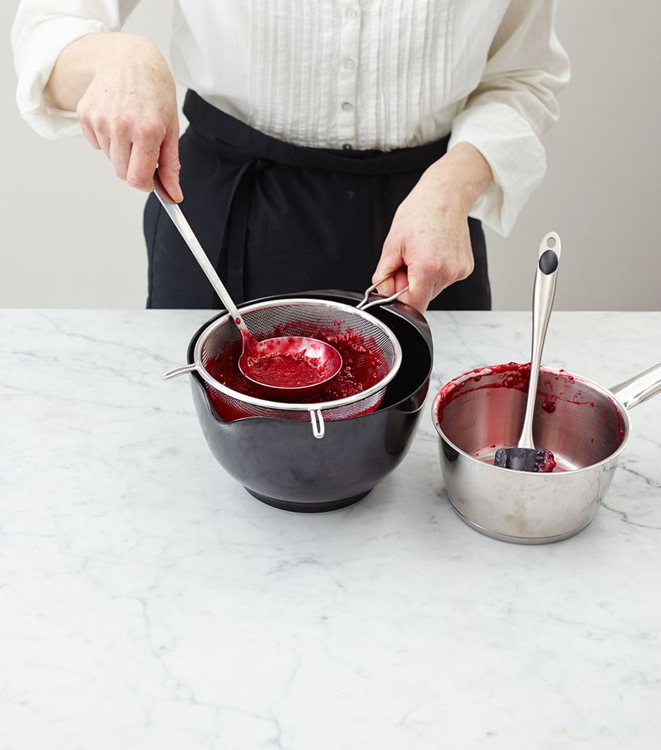 Das geht schneller: Beeren mit einer Suppenkelle durch das Sieb streichen Das geht schneller: Beeren mit einer Suppenkelle durch das Sieb streichen