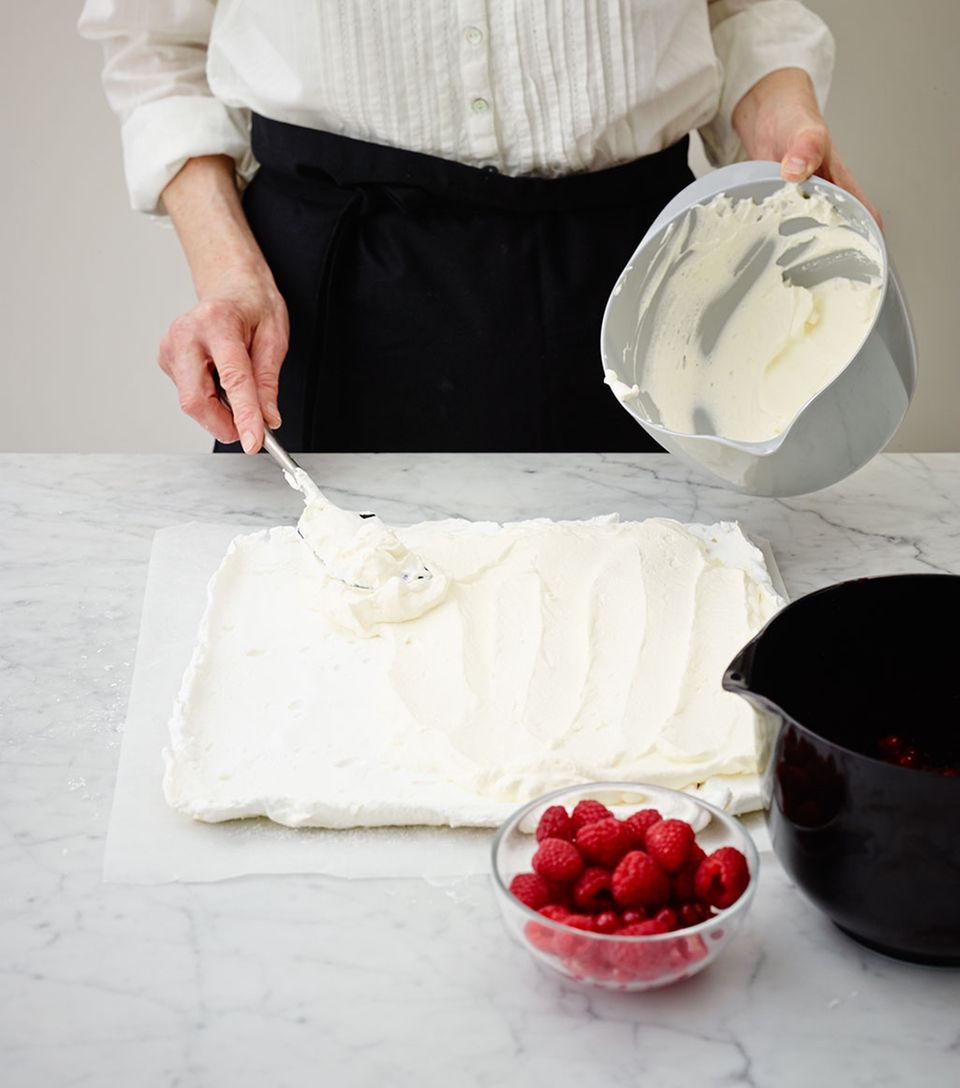 Baiser-Platte gleichmäßig bestreichen Baiser-Platte gleichmäßig bestreichen