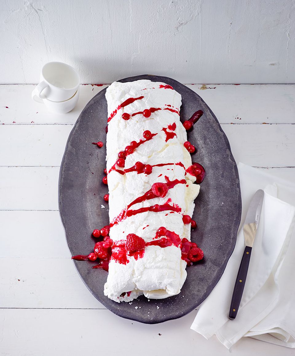 Restliches Kompott und Beeren auf die Rolle geben Restliches Kompott und Beeren auf die Rolle geben