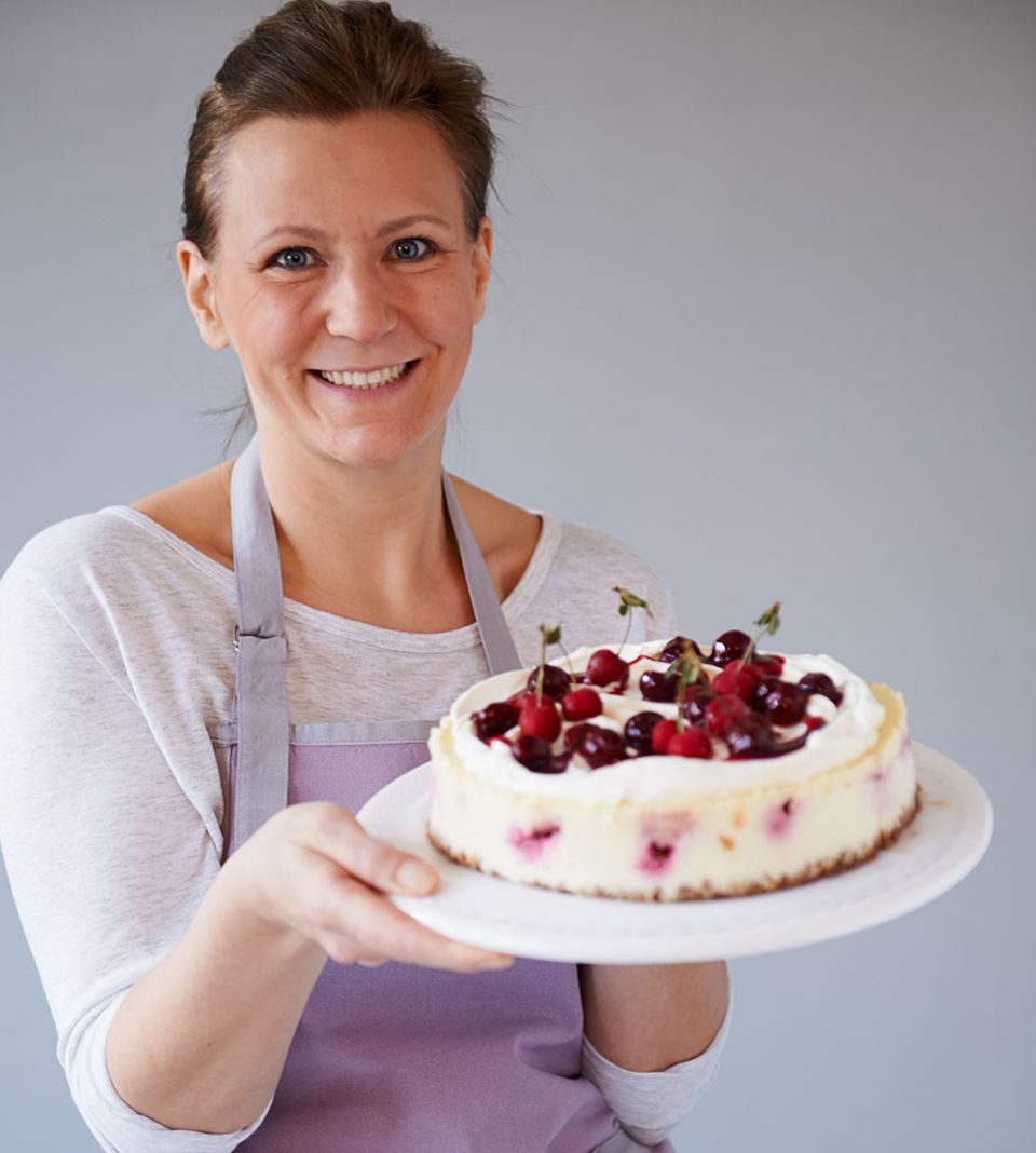 Marion Heidegger präsentiert mit einem Lächeln dieses Cheesecake-Träumchen Marion Heidegger präsentiert mit einem Lächeln dieses Cheesecake-Träumchen
