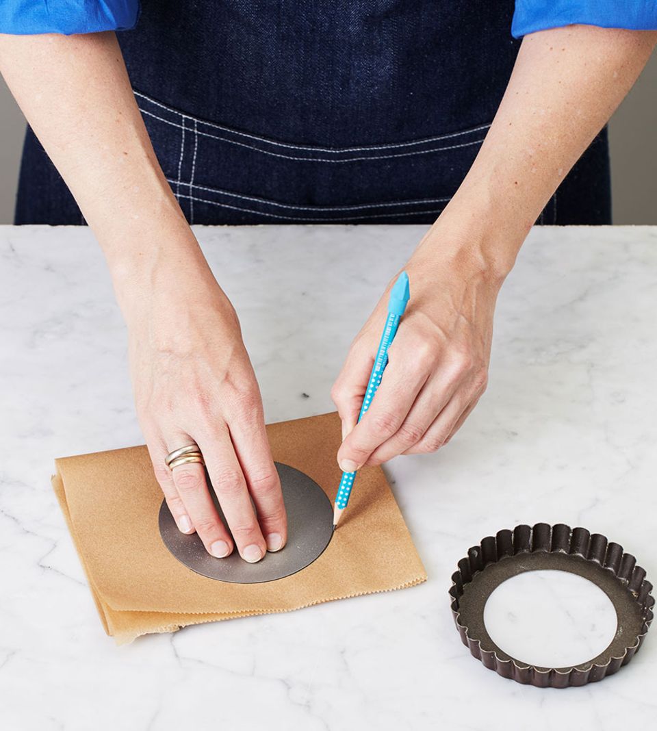 Backpapier erleichtert das Herauslösen der gebackenen Tartelettes Backpapier erleichtert das Herauslösen der gebackenen Tartelettes