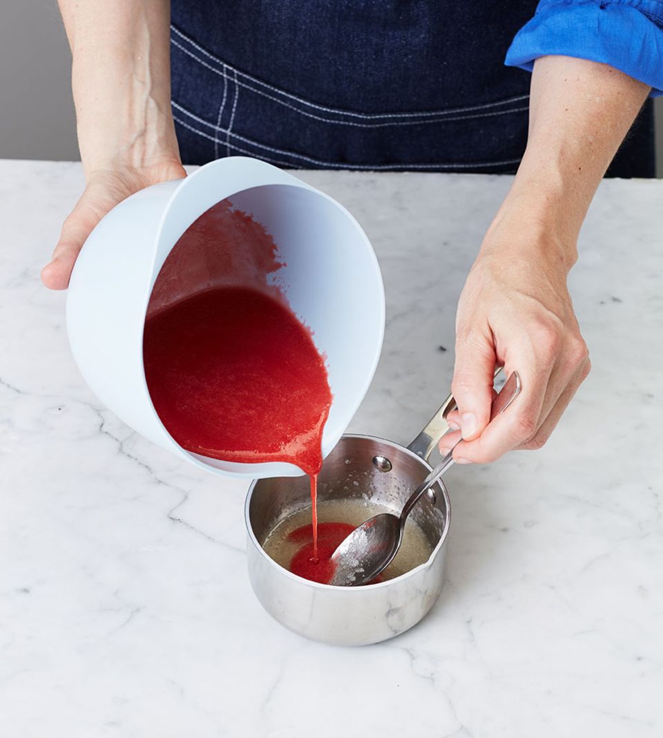 Zunächst etwas Püree in die Gelatine geben Zunächst etwas Püree in die Gelatine geben
