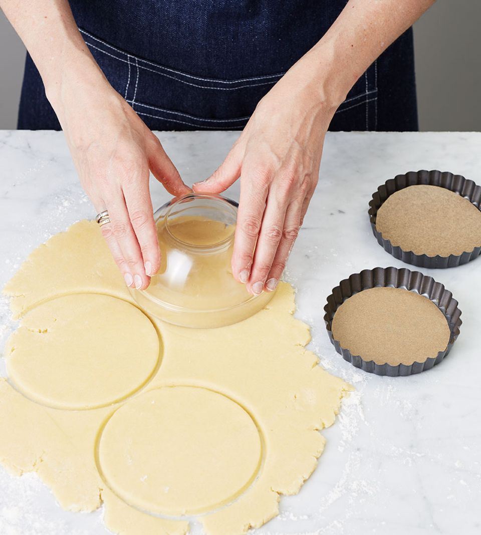 Eine Schale eignet sich super zum Ausstechen der Kreise Eine Schale eignet sich super zum Ausstechen der Kreise