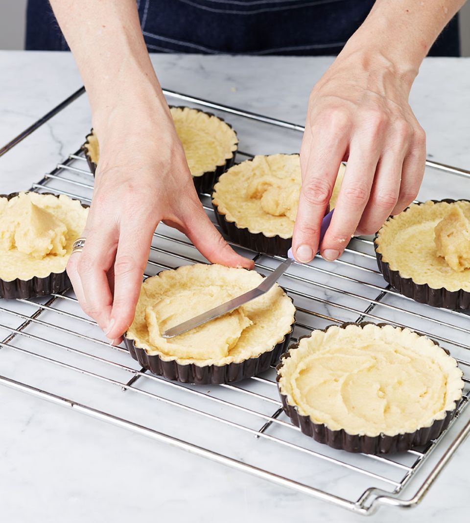 Anstelle des Mini-Spatels eignet sich auch ein Löffel Anstelle des Mini-Spatels eignet sich auch ein Löffel