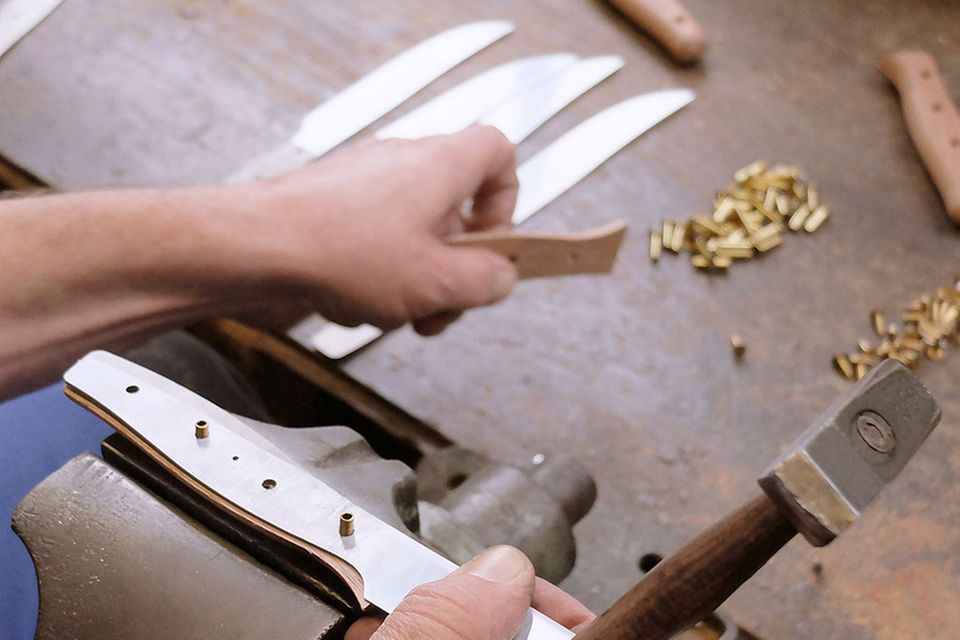Tradition und handwerkliches Geschick bei der Herstellung von Messern bei der Windmühlenmesser-Manufactur