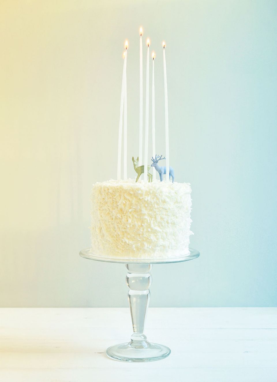 Weihnachtliche Stimmung: Kerzen, Reh und Hirsch schmücken die Schokoladen-Torte mit weißen Schokoraspeln Weihnachtliche Stimmung: Kerzen, Reh und Hirsch schmücken die Schokoladen-Torte mit weißen Schokoraspeln