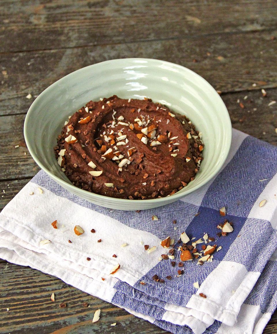 Verführerisch lecker! Vegane Schoko-Creme mit Kichererbsen, Kakao, Datteln und Mandeln Verführerisch lecker! Vegane Schoko-Creme mit Kichererbsen, Kakao, Datteln und Mandeln