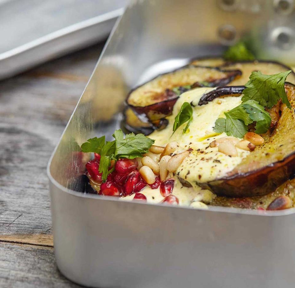 Schnelles Rezept aus My Yoga Canteen: Aubergine mit Safranjoghurt Schnelles Rezept aus My Yoga Canteen: Aubergine mit Safranjoghurt