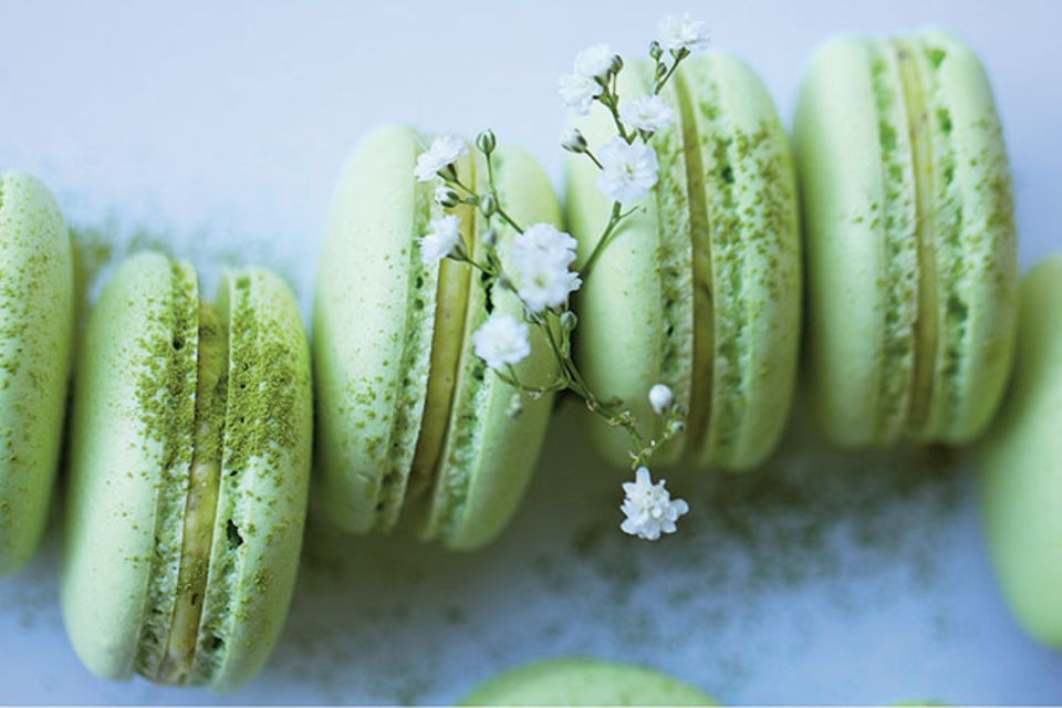 Matcha-Macarons gefüllt mit grüner Ganache