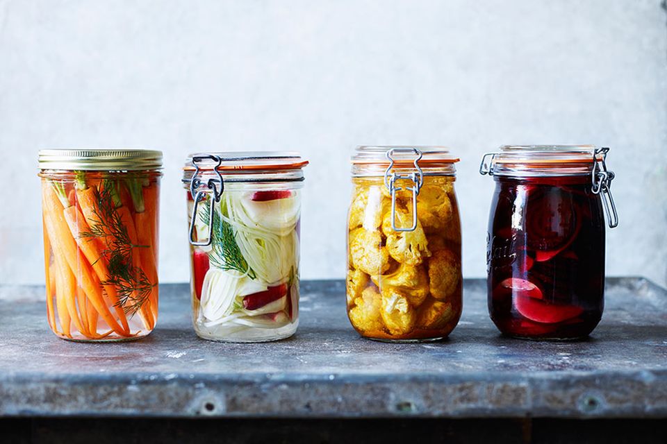 Gesund & lecker: fermentiertes Gemüse in Einmachgläsern