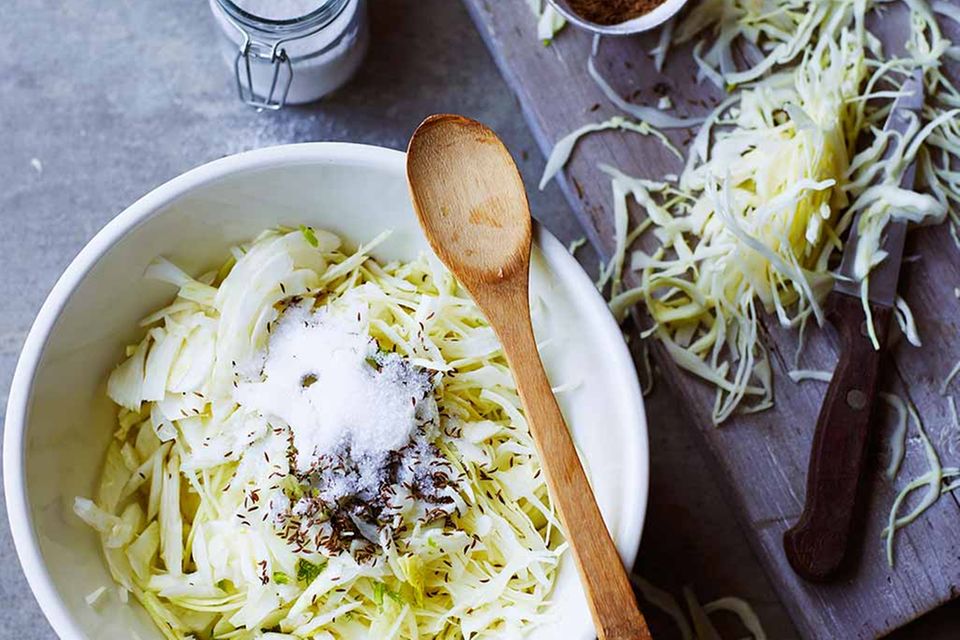 Für Sauerkraut benötigen Sie lediglich geraspelten Weißkohl, Salz und Kümmel