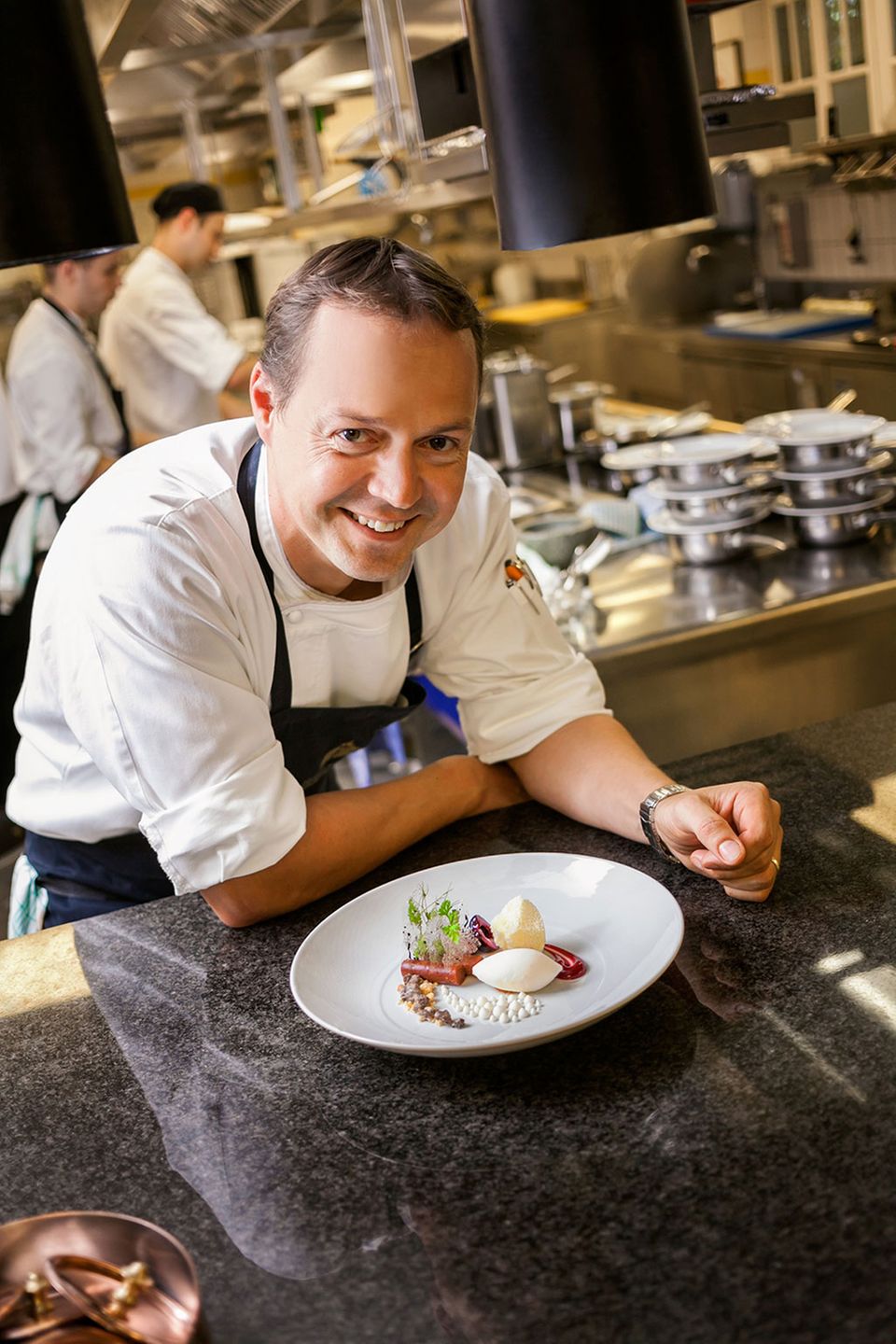 Gastkoch Hendrik Otto aus dem Hotel Adlon in Berlin kocht im Restaurant Gutsküche in Tangstedt Gastkoch Hendrik Otto aus dem Hotel Adlon in Berlin kocht im Restaurant Gutsküche in Tangstedt