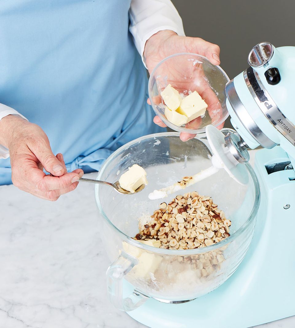 Für die Streusel die Zutaten schnell miteinander vermischen Für die Streusel die Zutaten schnell miteinander vermischen