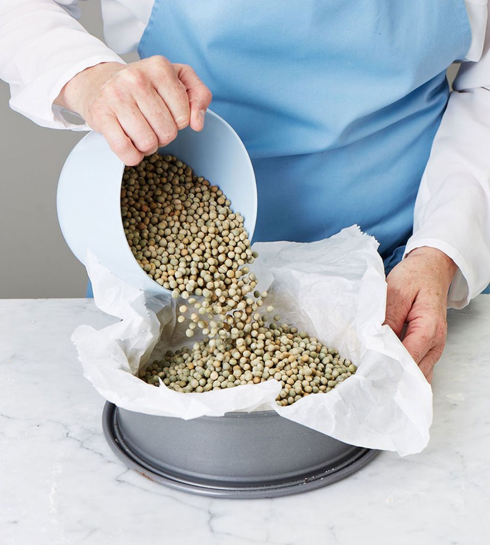 Das Blindbacken sorgt dafür, dass der Boden beim Backen flach bleibt Das Blindbacken sorgt dafür, dass der Boden beim Backen flach bleibt