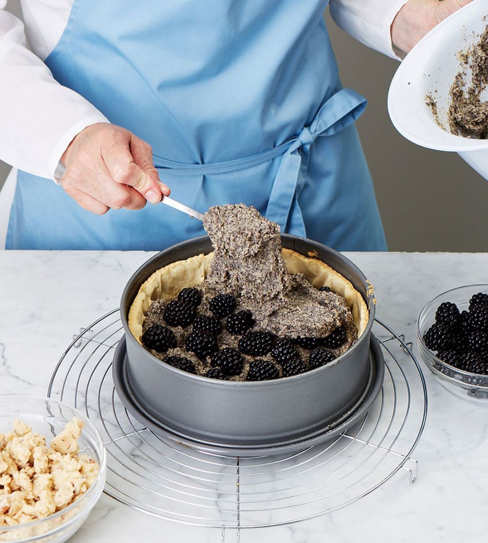 Die Beeren gleichmäßig auf der Mohnmasse verteilen Die Beeren gleichmäßig auf der Mohnmasse verteilen