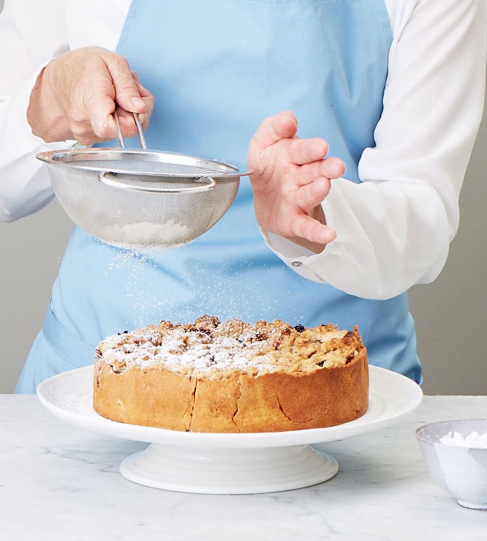 Eine zarte Schicht Puderzucker hellt den Kuchen auf Eine zarte Schicht Puderzucker hellt den Kuchen auf