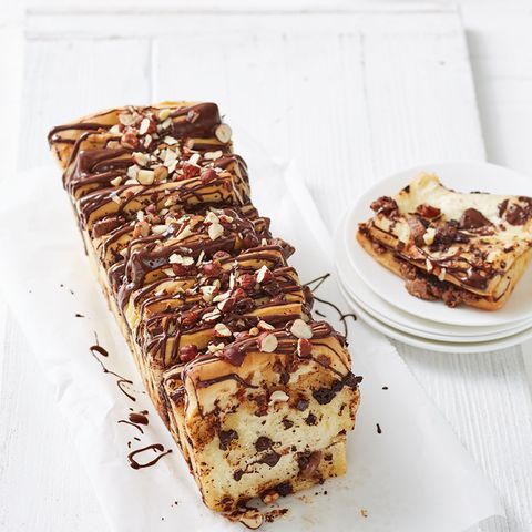 Beim Zupfbrot schichtet man Teigscheiben und Belag hochkant nebeneinander, hier in unserer Nougat-Version