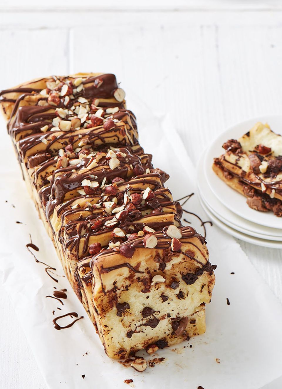 Hefeteig macht das Brot unglaublich saftig, Schokolade, Nougat und Haselnüsse geben den Rest Hefeteig macht das Brot unglaublich saftig, Schokolade, Nougat und Haselnüsse geben den Rest