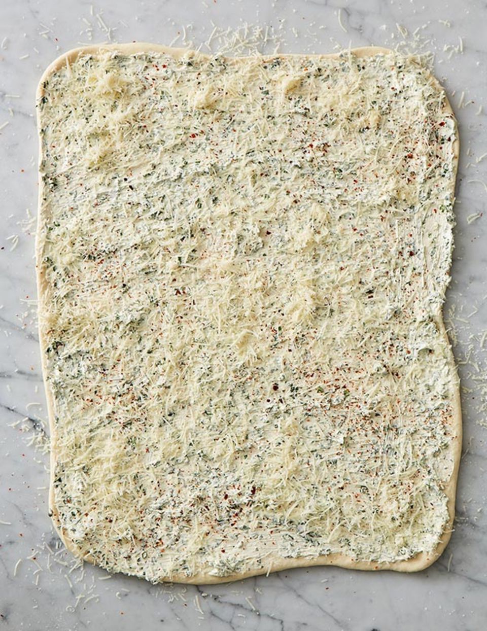 Pecorino und Kräuterbutter mit Knoblauch, Petersilie und Schnittlauch würzen den saftigen Teig Pecorino und Kräuterbutter mit Knoblauch, Petersilie und Schnittlauch würzen den saftigen Teig